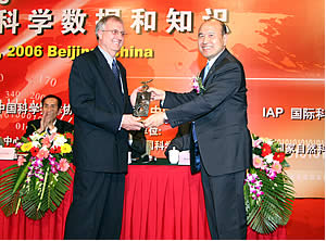 John Rumble (Former CODATA President, 1998-2002), on the left, presenting his CODATA Prize with Shuichi Iwata (then outgoing CODATA President, 2002-2006), on the right side of the photo.